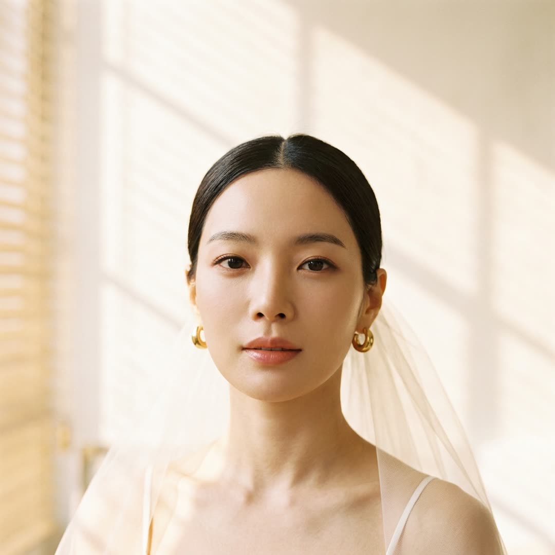 베일 너머 미소
